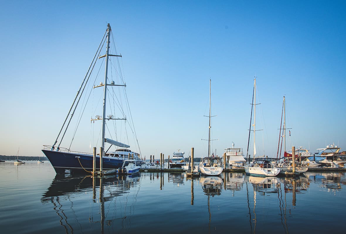 Bateaux amarrés au port de plaisance