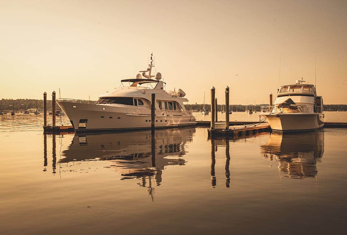 Bateaux amarrés au coucher du soleil