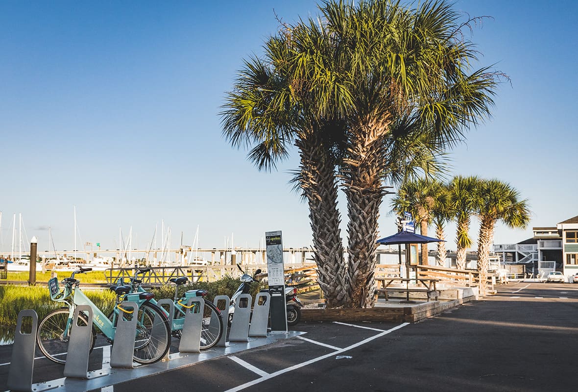 Aparcamiento para bicicletas en el puerto deportivo
