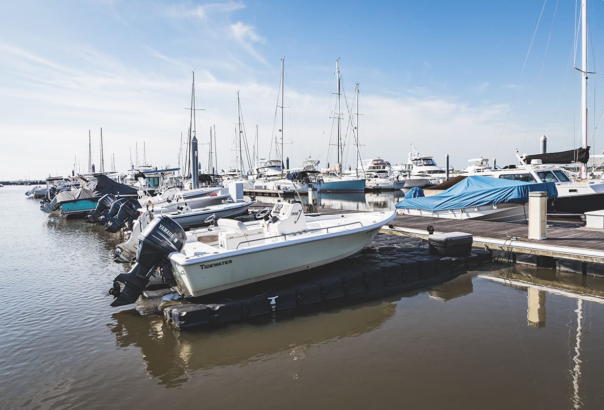 Barcos atracados en el puerto deportivo
