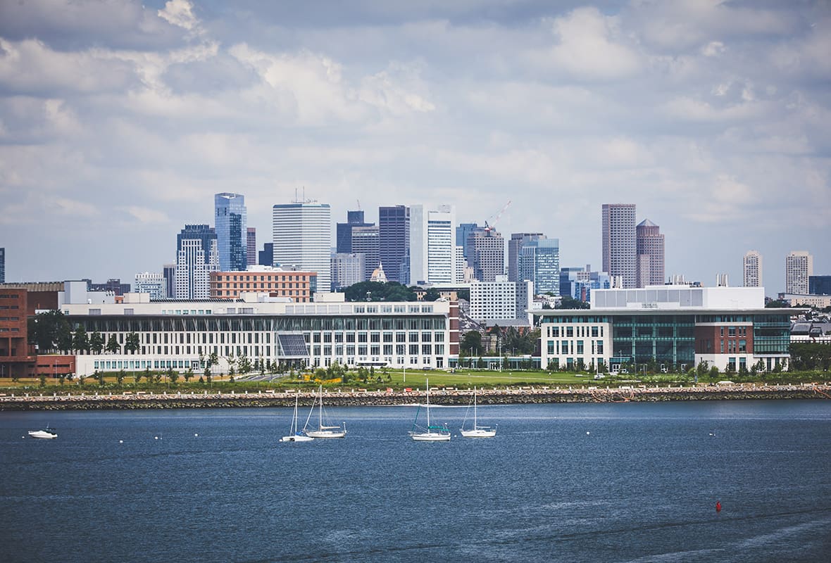 Des bateaux naviguant sur l'eau avec la silhouette de la ville en arrière-plan