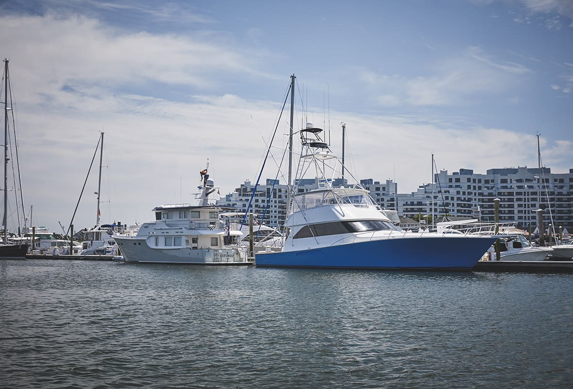 Bateaux amarrés au port de plaisance