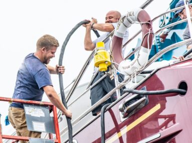 hombres trabajando en un barco