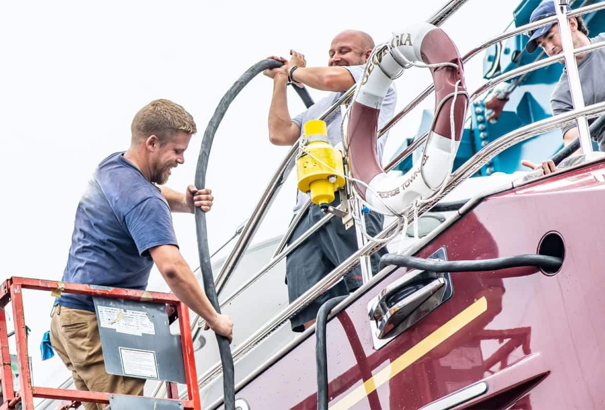 hombres trabajando en un barco