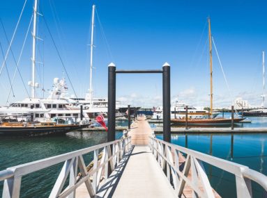 muelle de safe harbor newport shipyard