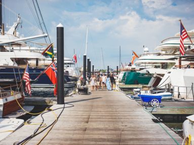 familia caminando por el muelle de safe harbor newport shipyard