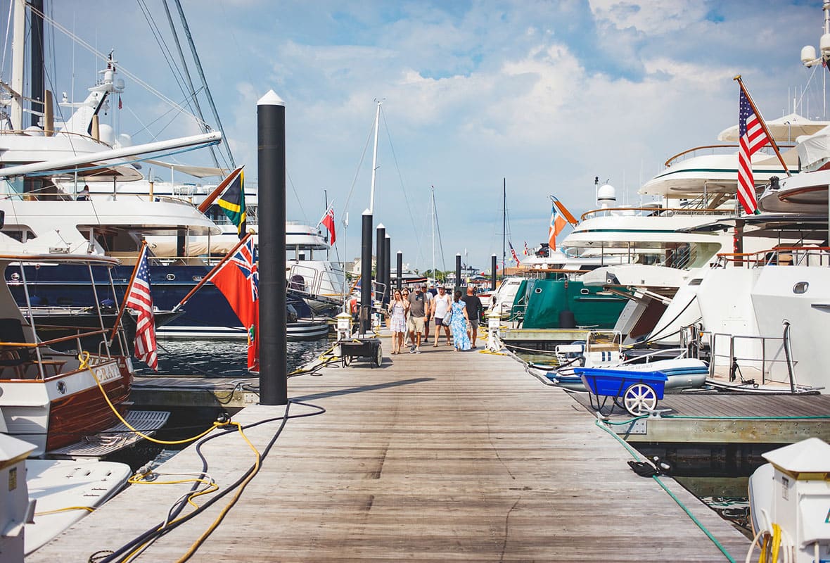 familia caminando por el muelle de safe harbor newport shipyard