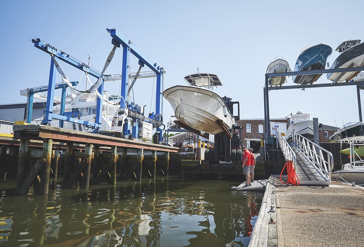 Están bajando el barco al agua