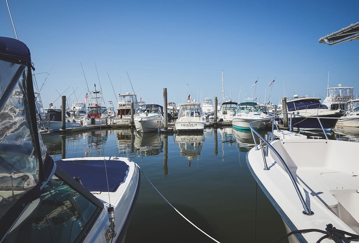Barcos atracados en el puerto deportivo
