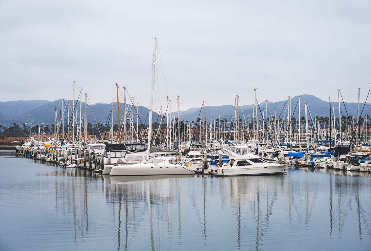 Barcos atracados en el puerto deportivo