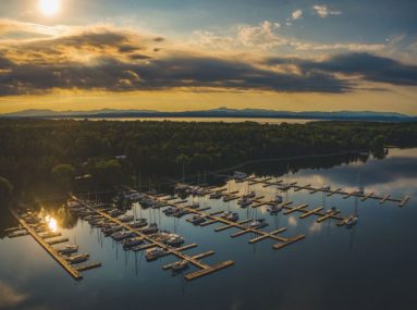 Vista aérea de Safe Harbor y Willsboro Bay