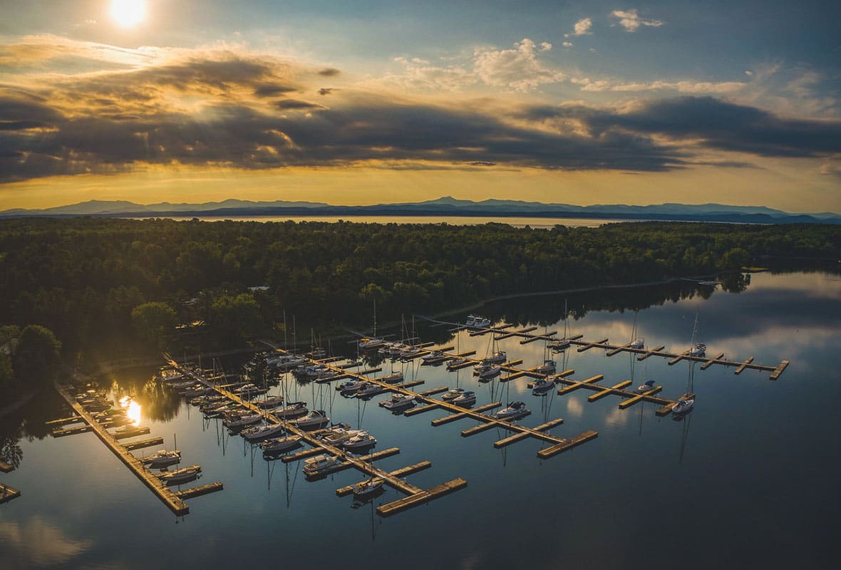 Vista aérea de Safe Harbor y Willsboro Bay