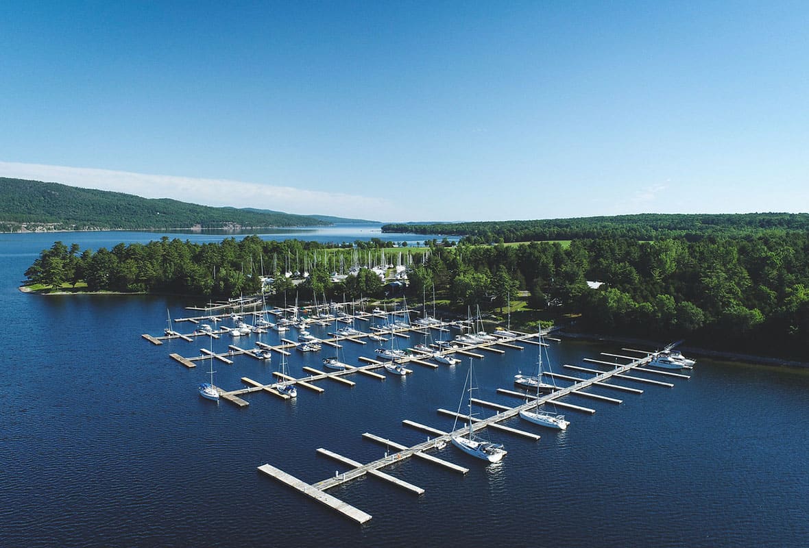 Vista aérea de Safe Harbor y Willsboro Bay