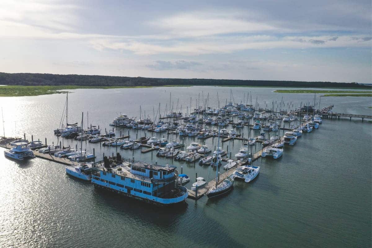 vue aérienne du port de Skull Creek, où de nombreux bateaux sont amarrés