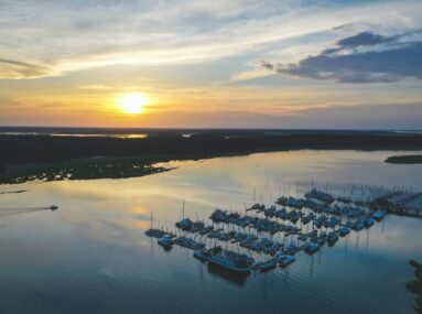 vue aérienne du port de Skull Creek au coucher du soleil