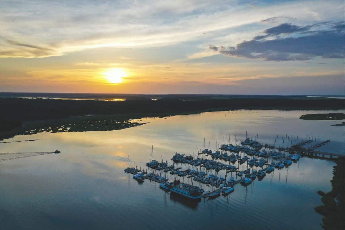 vue aérienne du port de Skull Creek au coucher du soleil