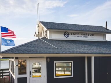 Gros plan sur le bâtiment « Safe Harbor » à Skull Creek