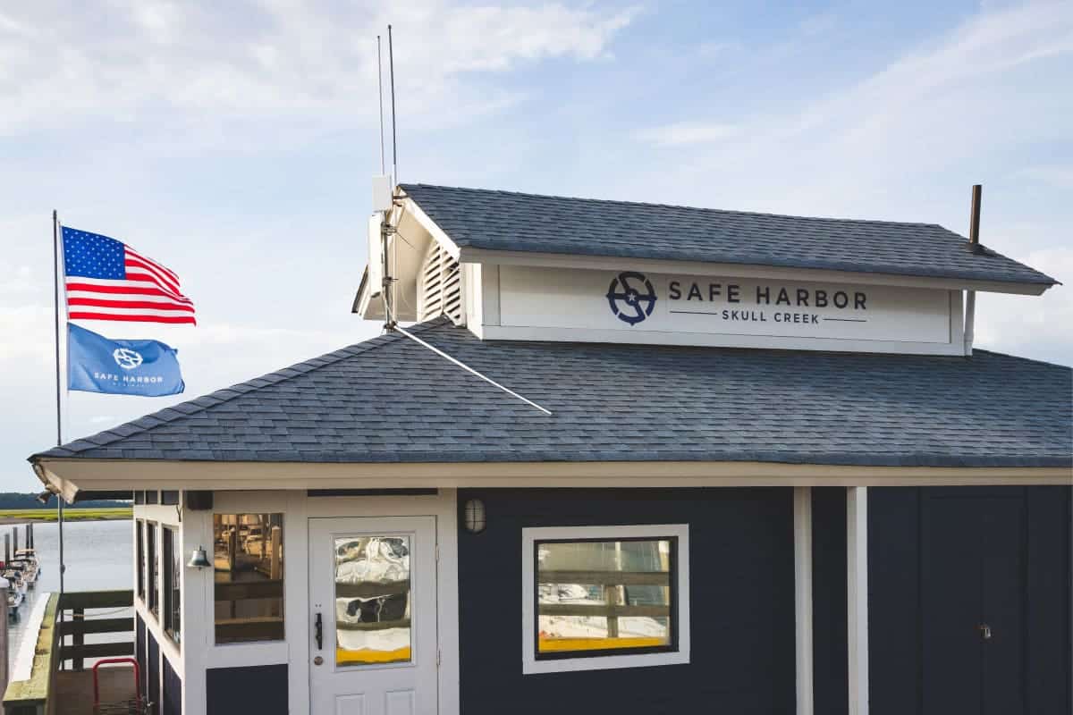 Gros plan sur le bâtiment « Safe Harbor » à Skull Creek