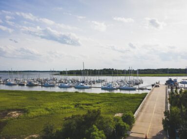 Vue d'ensemble des bateaux amarrés dans un port de plaisance