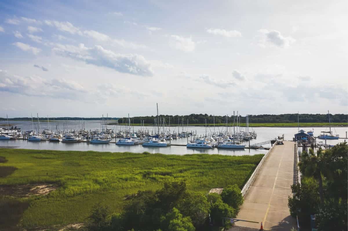 Vue d'ensemble des bateaux amarrés dans un port de plaisance