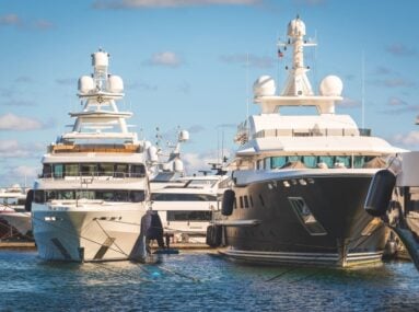 deux yachts amarrés dans un port