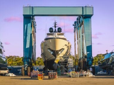 yacht en maintenance dans un bassin de radoub