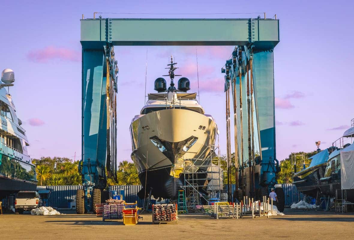 yacht en maintenance dans un bassin de radoub