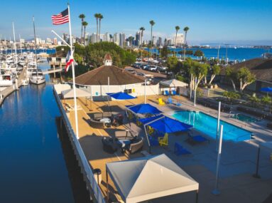piscine près d'un port de plaisance