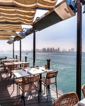 une terrasse au bord de l'eau