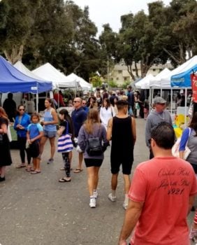 busy farmer's market