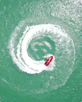 vue aérienne de personnes faisant du jet-ski en formant un cercle