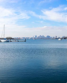 vue sur l'eau avec la ville au loin