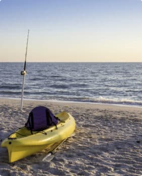 kayak vacío en la orilla