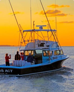un bateau de pêche et un ciel orange