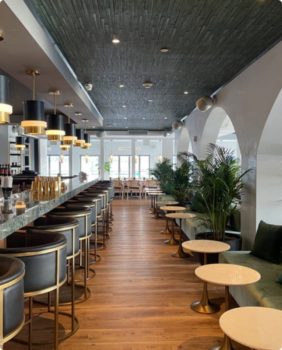magnifique intérieur d'un restaurant avec bar