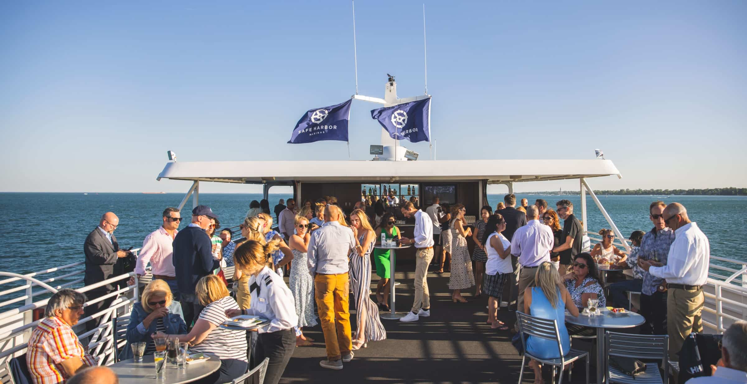 des personnes sur le pont d'un yacht à l'occasion d'un événement