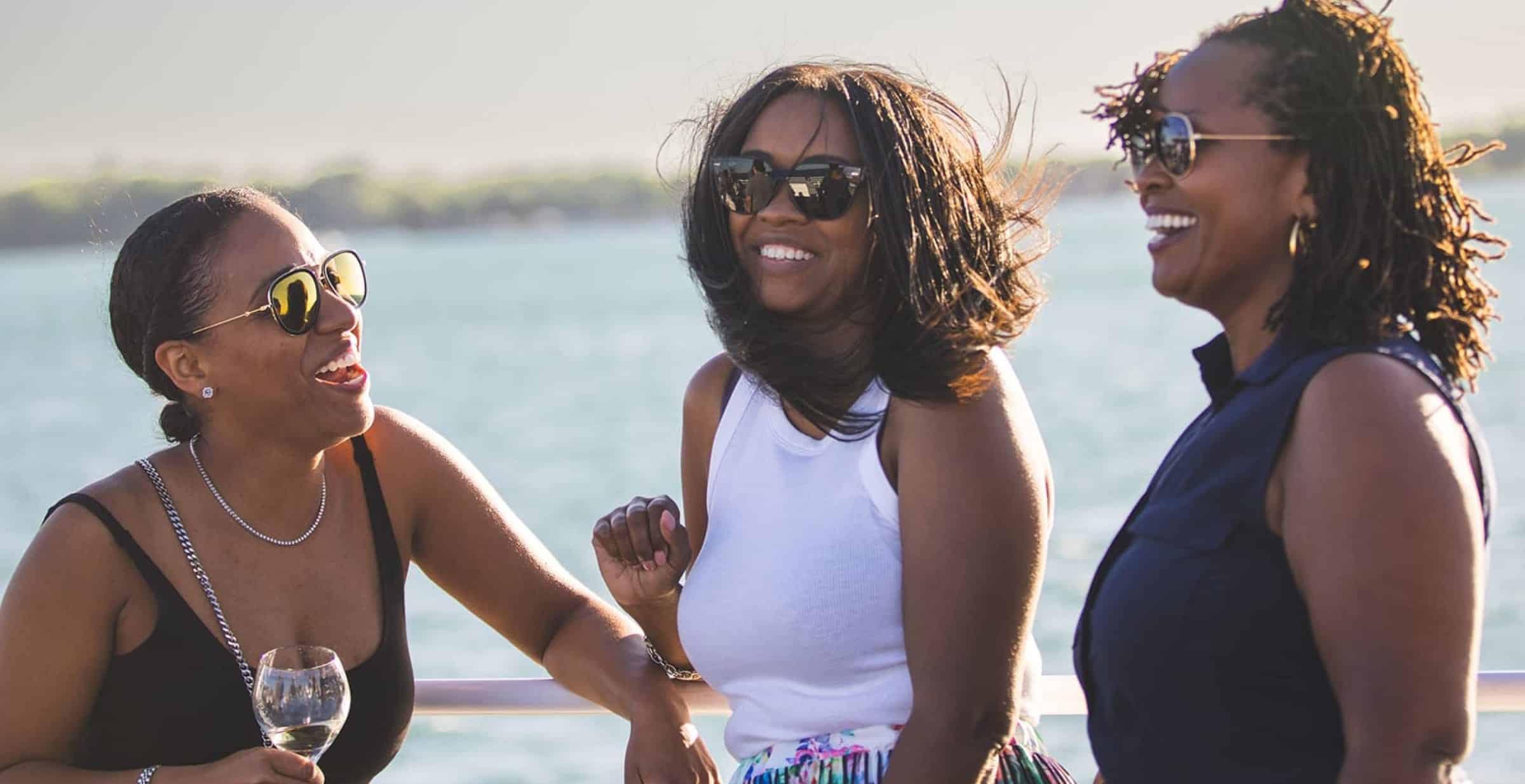 Trois femmes souriantes sur un bateau