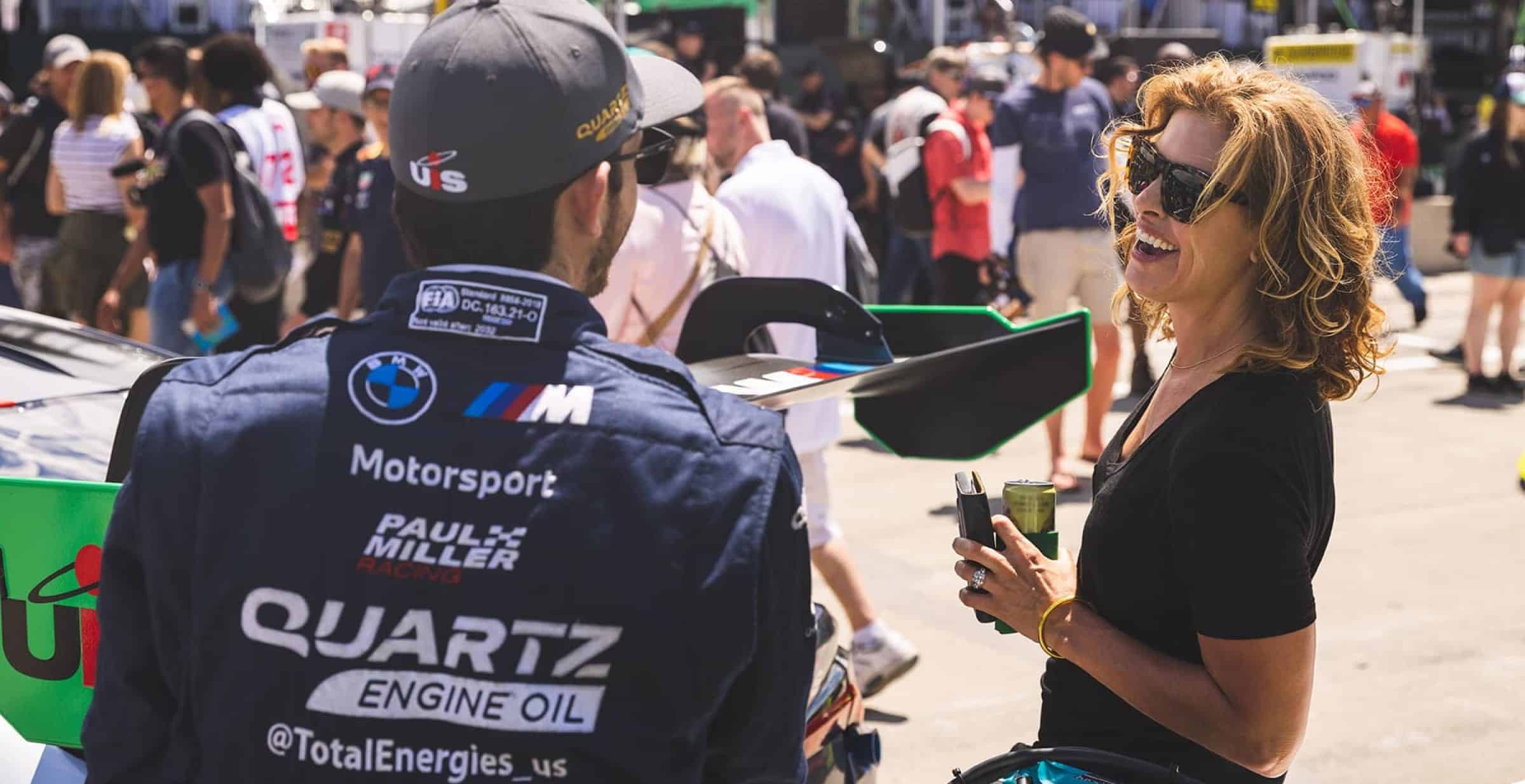 une femme souriant lors d'une grand prix 