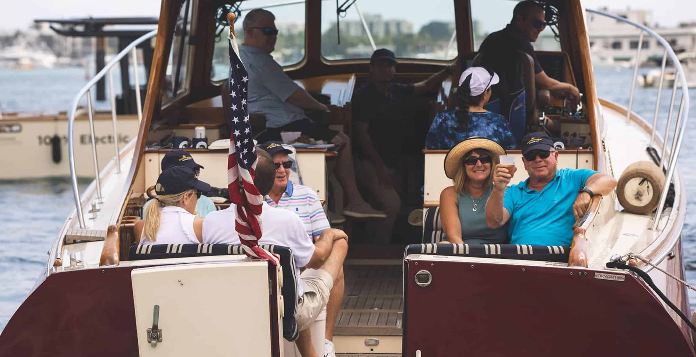 des hommes et des femmes sur un bateau