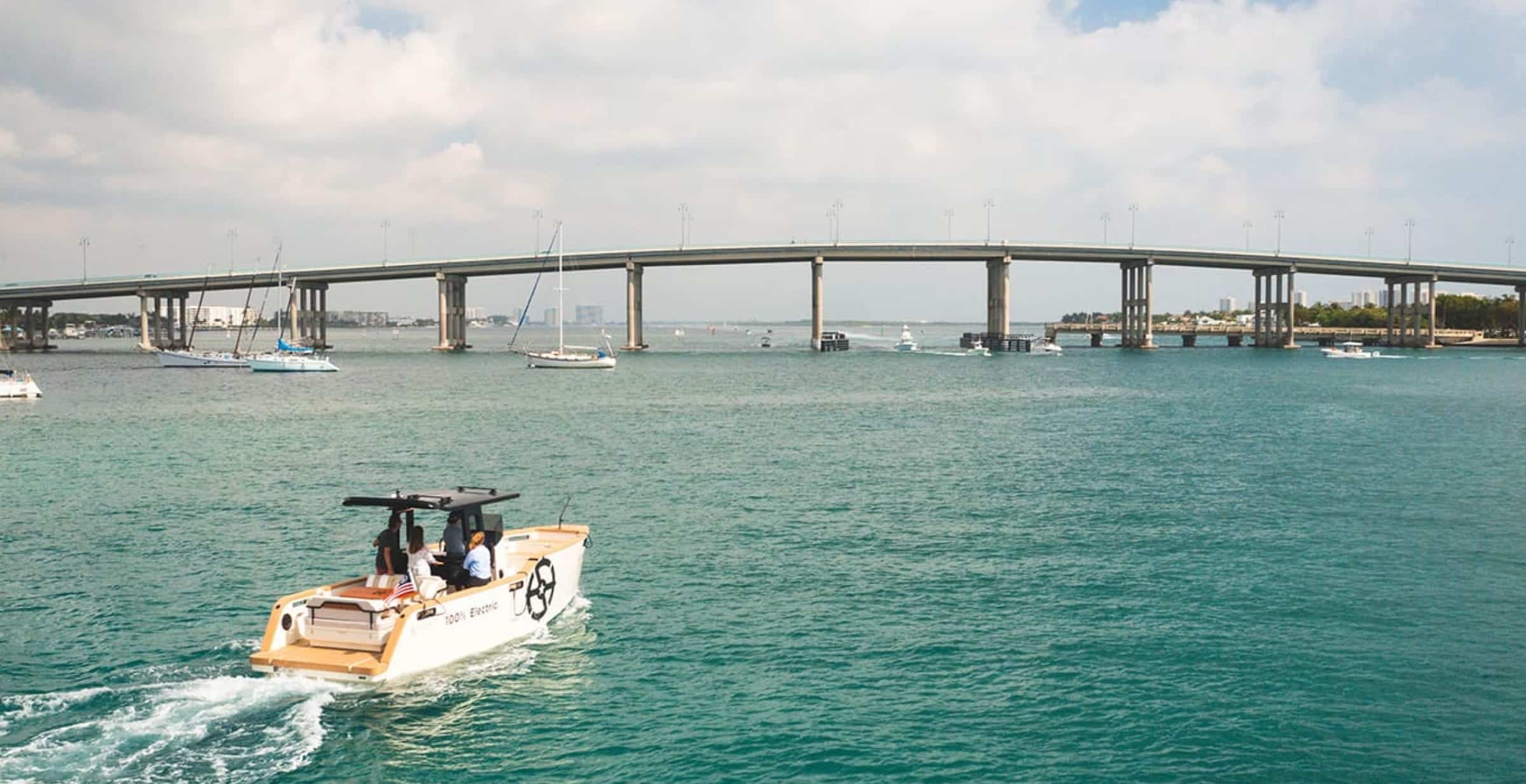 des personnes à bord d'un bateau électrique « Safe Harbor » naviguant sur l'eau