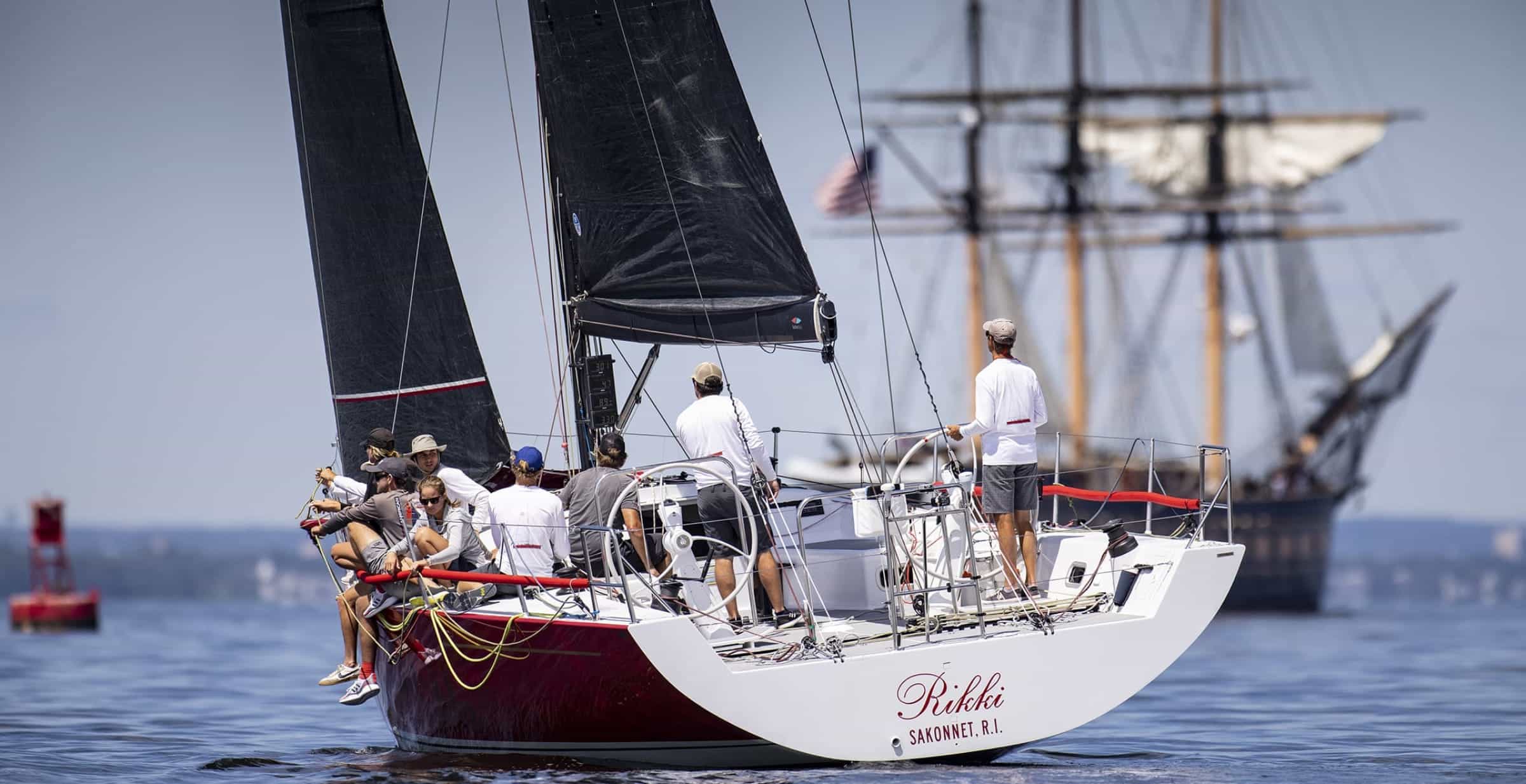 des hommes faisant de la voile