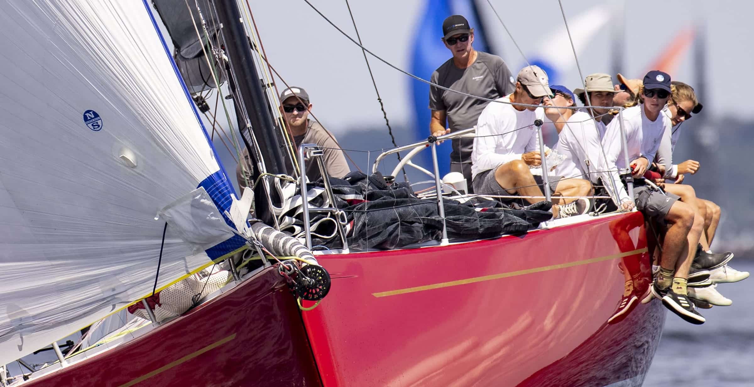 des hommes faisant de la voile