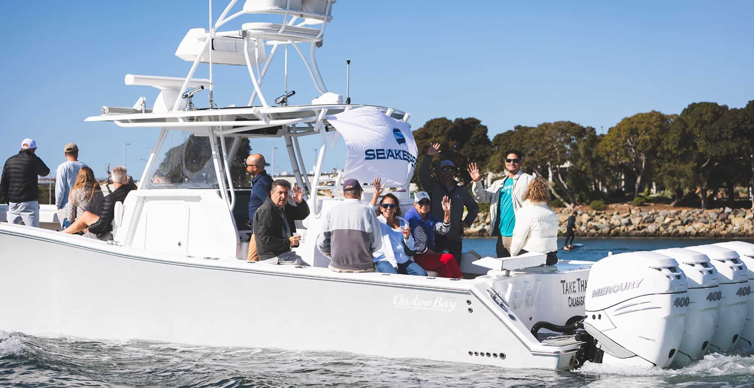des gens qui font signe depuis un bateau