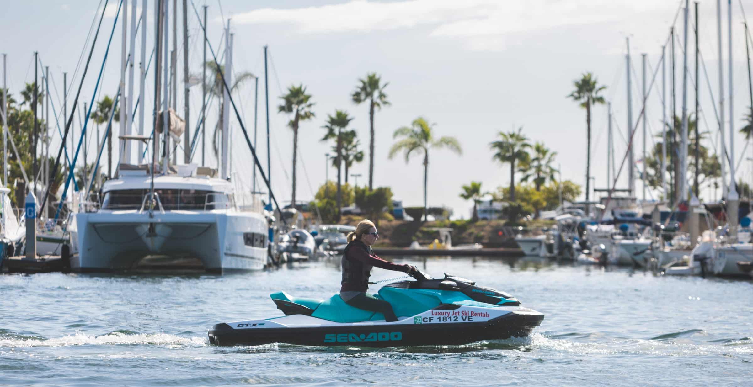 une femme sur un jet-ski