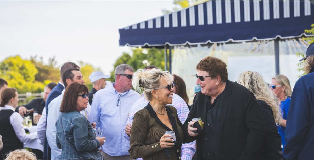dos personas conversando en un evento
