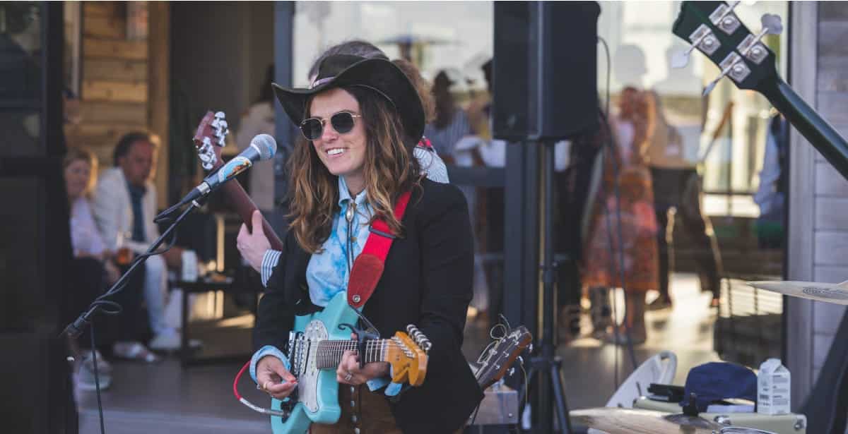 una chica tocando la guitarra en el escenario