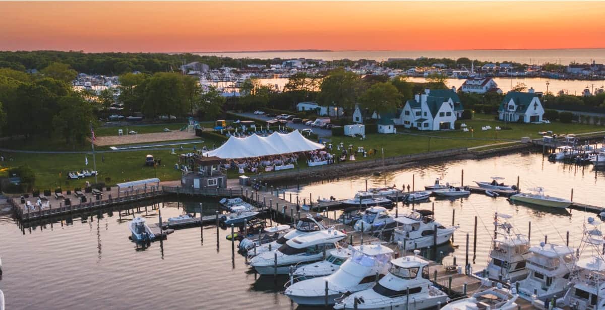 El Club Náutico de Montauk con la puesta de sol al fondo