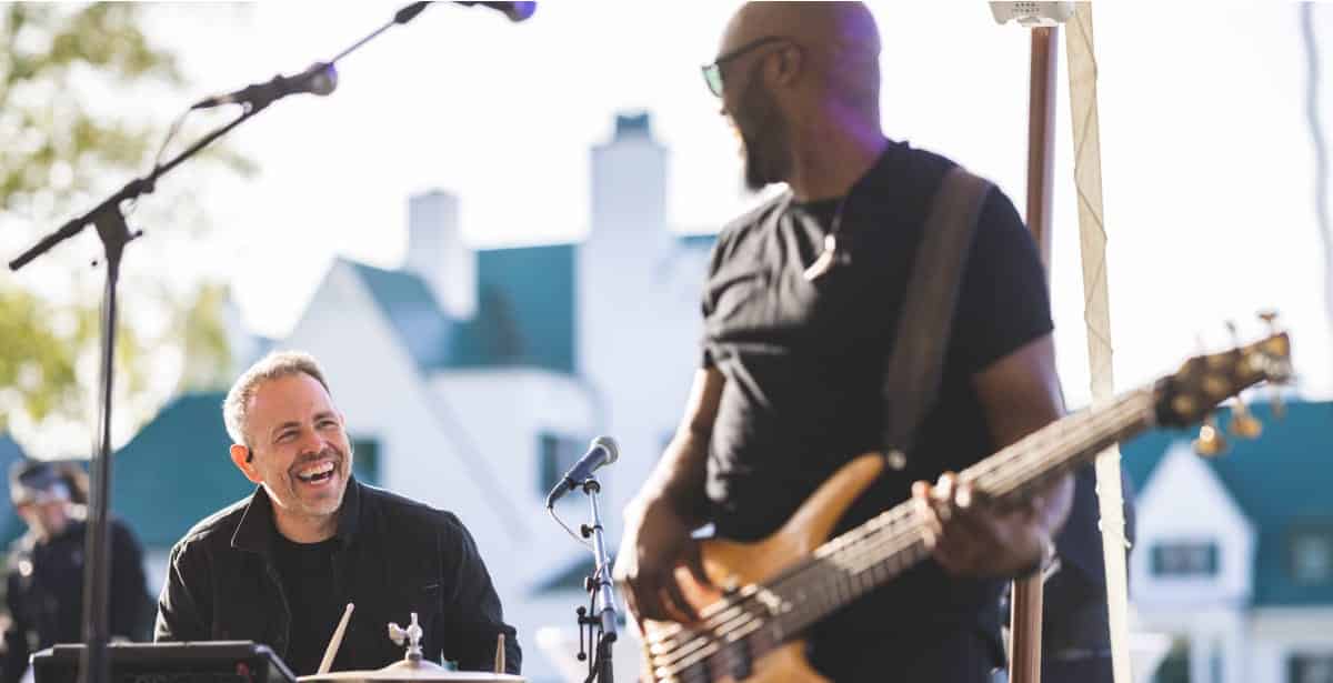 Un hombre sonriente tocando la batería