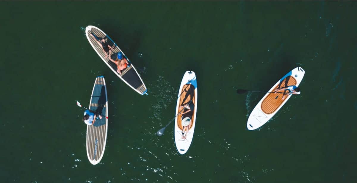 4 personas practicando surf de remo