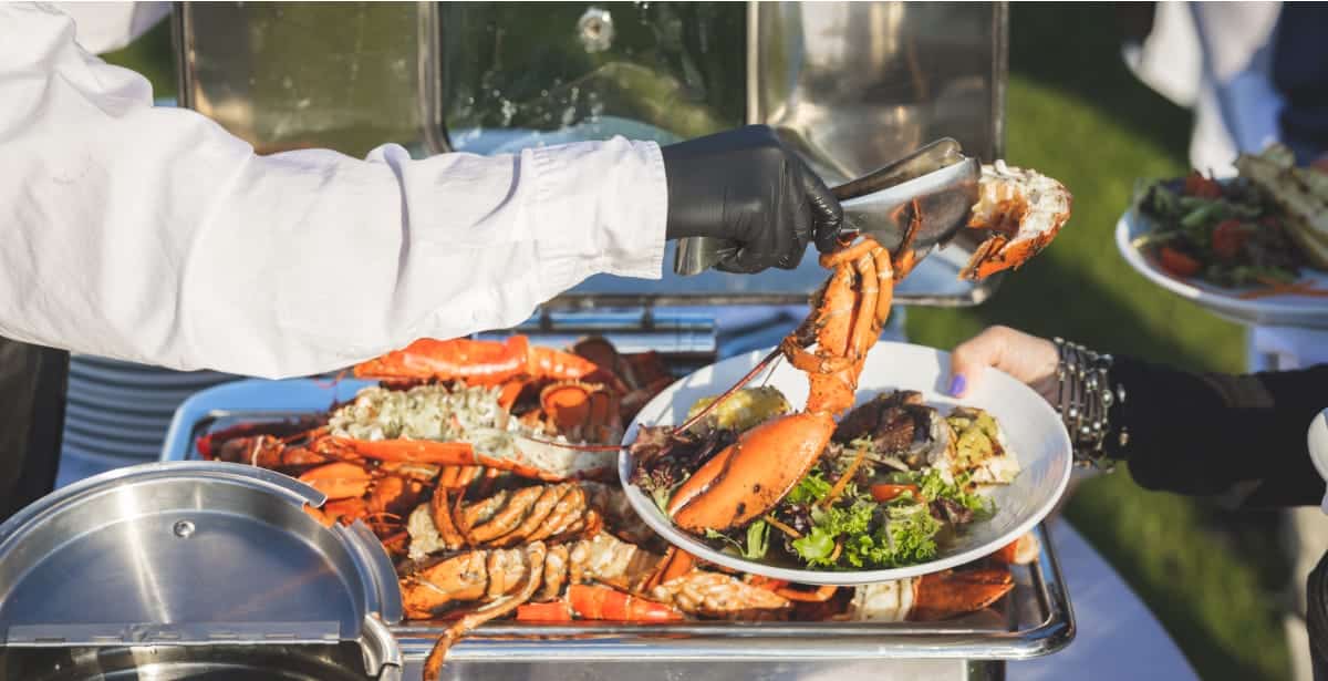 langosta que se sirve en un evento con servicio de catering